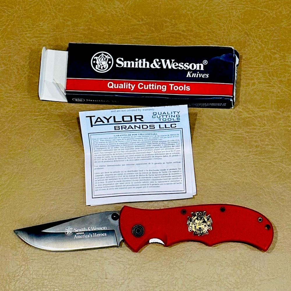 Smith & Wesson Salutes America’s Heroes FIRE FIGHTERS hose dragger, pocket knife